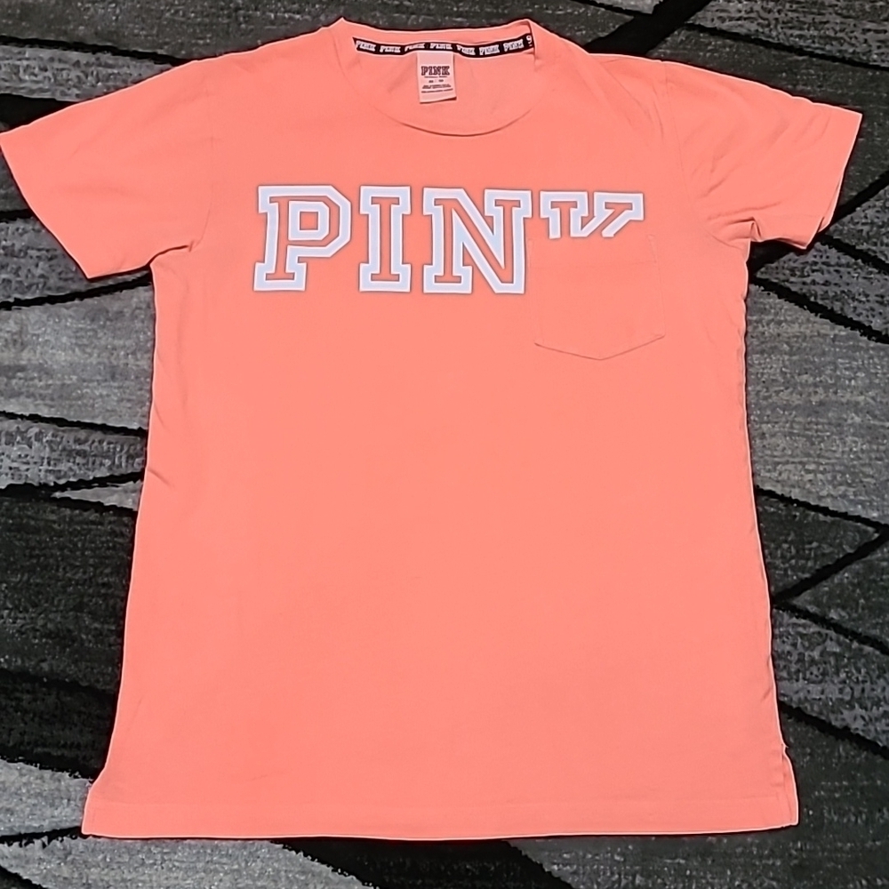 VS PINK 2016 CAMPUS LOGO POCKET TEE-SHIRT